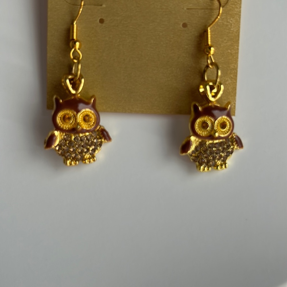Owl earrings 🦉 with a little dazzle. Brown and gold tone.